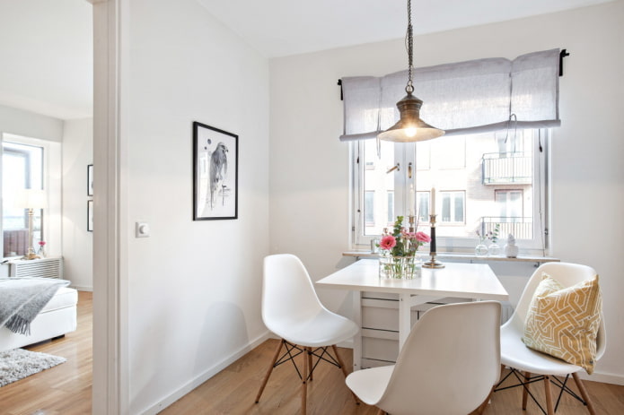 grijze gordijnen in het interieur