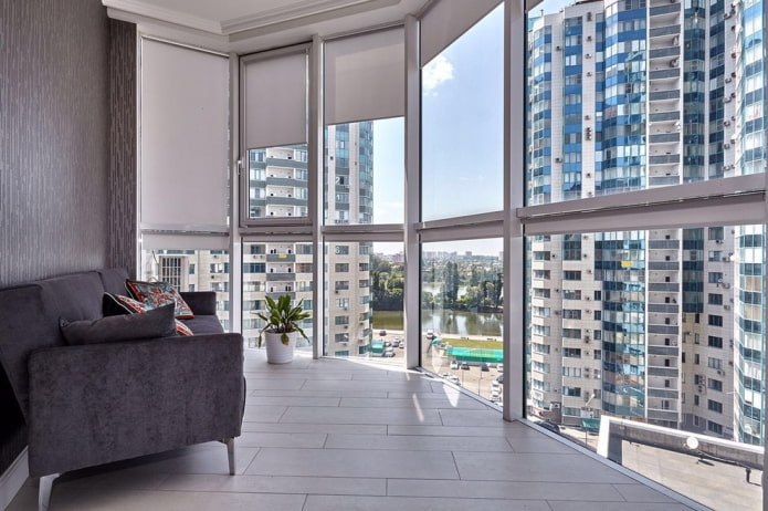 rolgordijnen in het interieur van het balkon