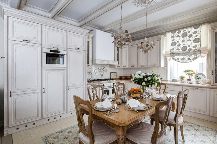 gordijnen voor een klein raam in het interieur