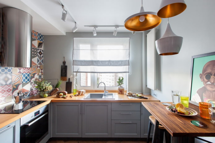 witte gordijnen in het keukeninterieur