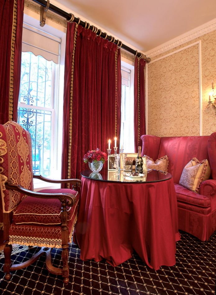 bordeauxrode gordijnen in het interieur