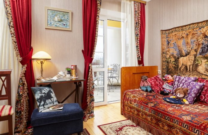 gordijnen versierd met decoratieve kwastjes