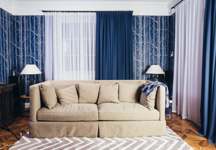 blauwe gordijnen in het interieur