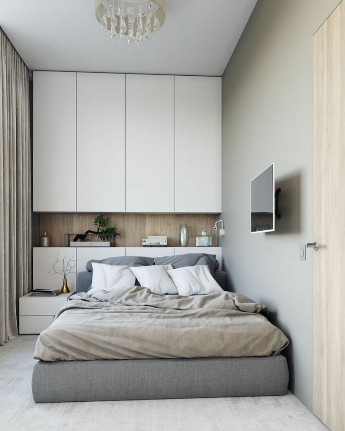 kledingkast achter het bed