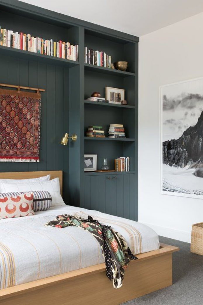 donkere kledingkasten in de slaapkamer