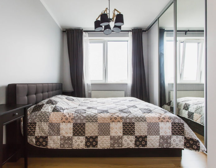 Spiegelkast tegenover het bed