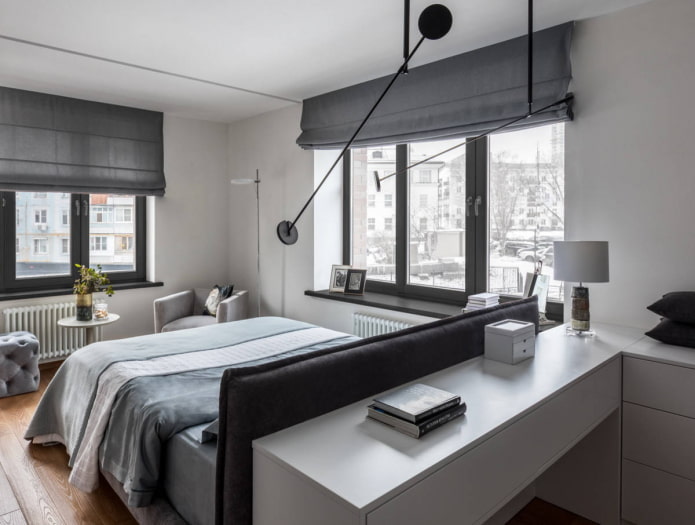 Slaapkamer met twee ramen