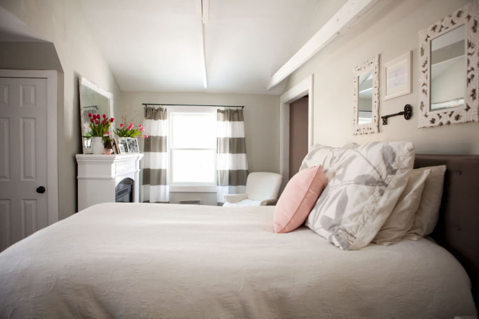 Slaapkamer met open haard in klassieke stijl