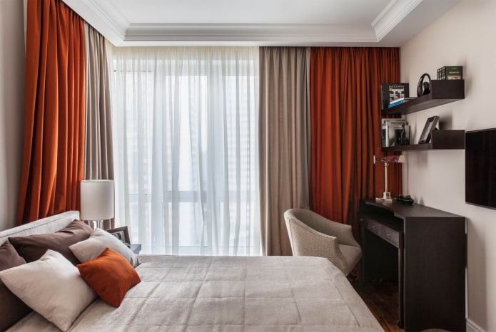 bureau bij het bed