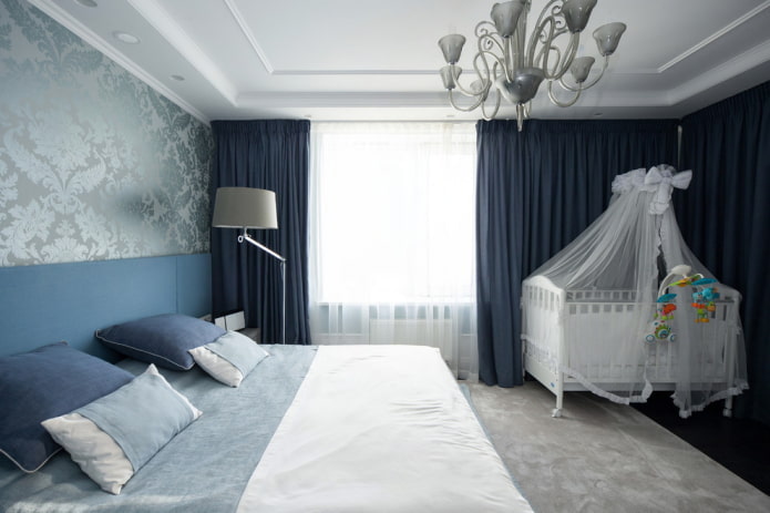 Slaapkamer met een wieg