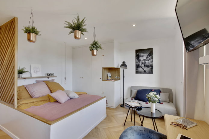 Slaapkamer met een kleine bank