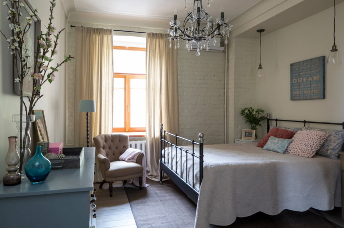 Bed, fauteuil, ladekast