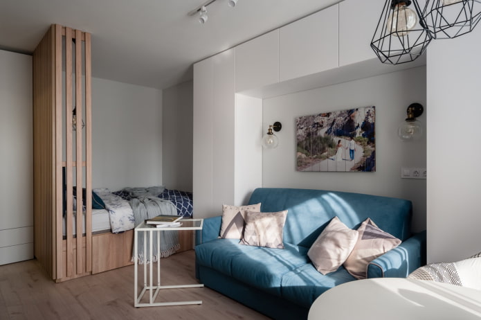 Vierkante kamer met een bank