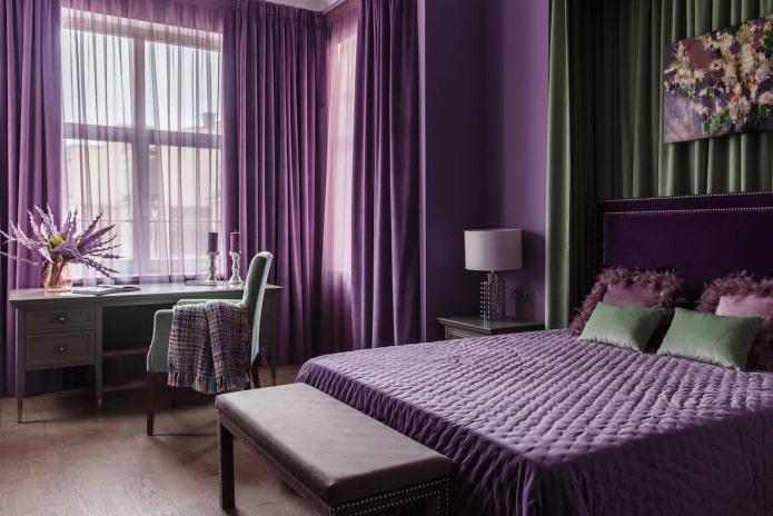 Slaapkamer in lila met poef