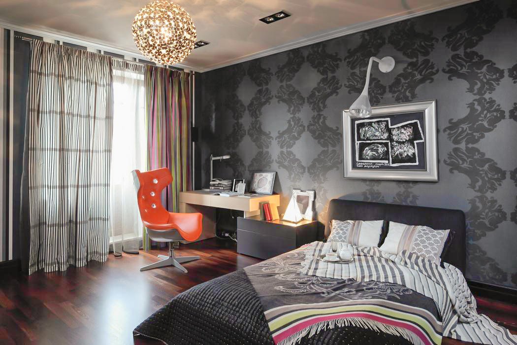 gordijnen in het ontwerp van de slaapkamer met grijs behang