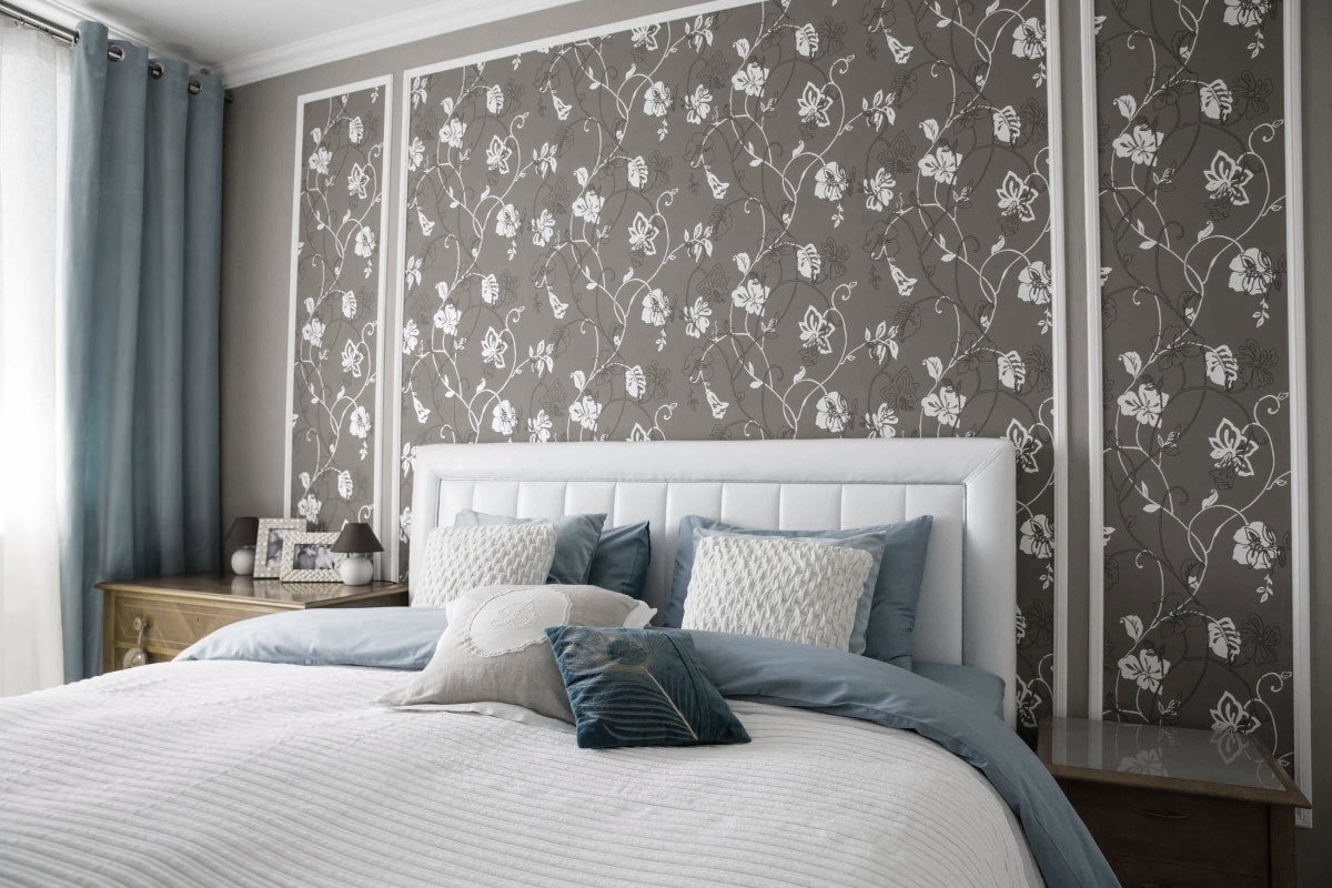 slaapkamerinterieur met grijs behang