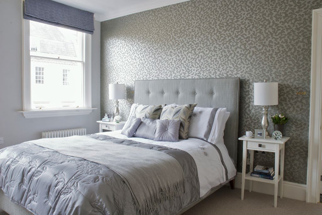 slaapkamerinterieur met grijs behang