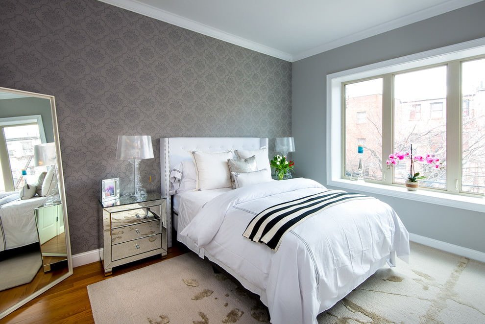 slaapkamerinterieur met grijs behang