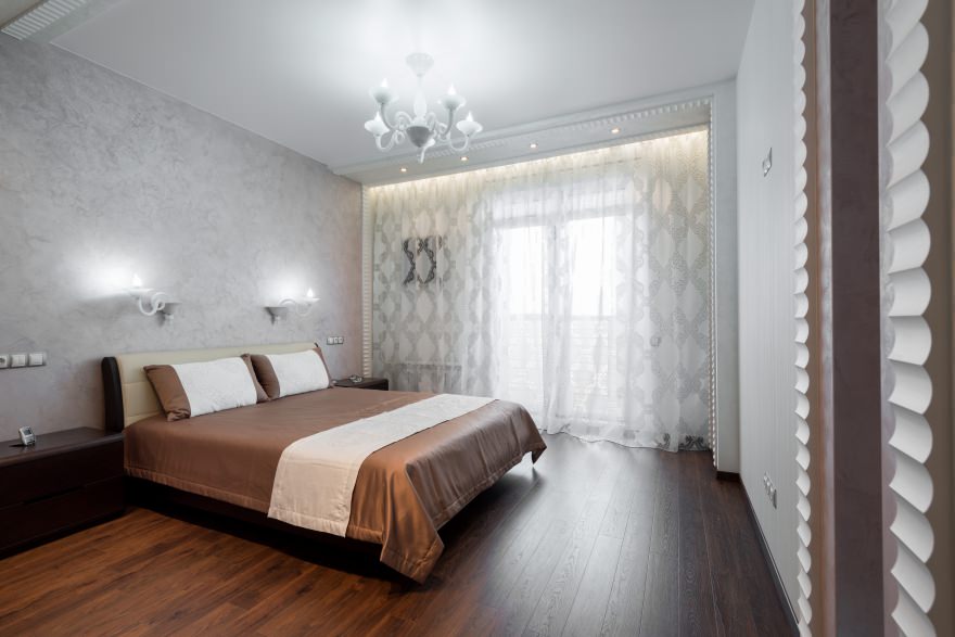 slaapkamerinterieur met grijs behang