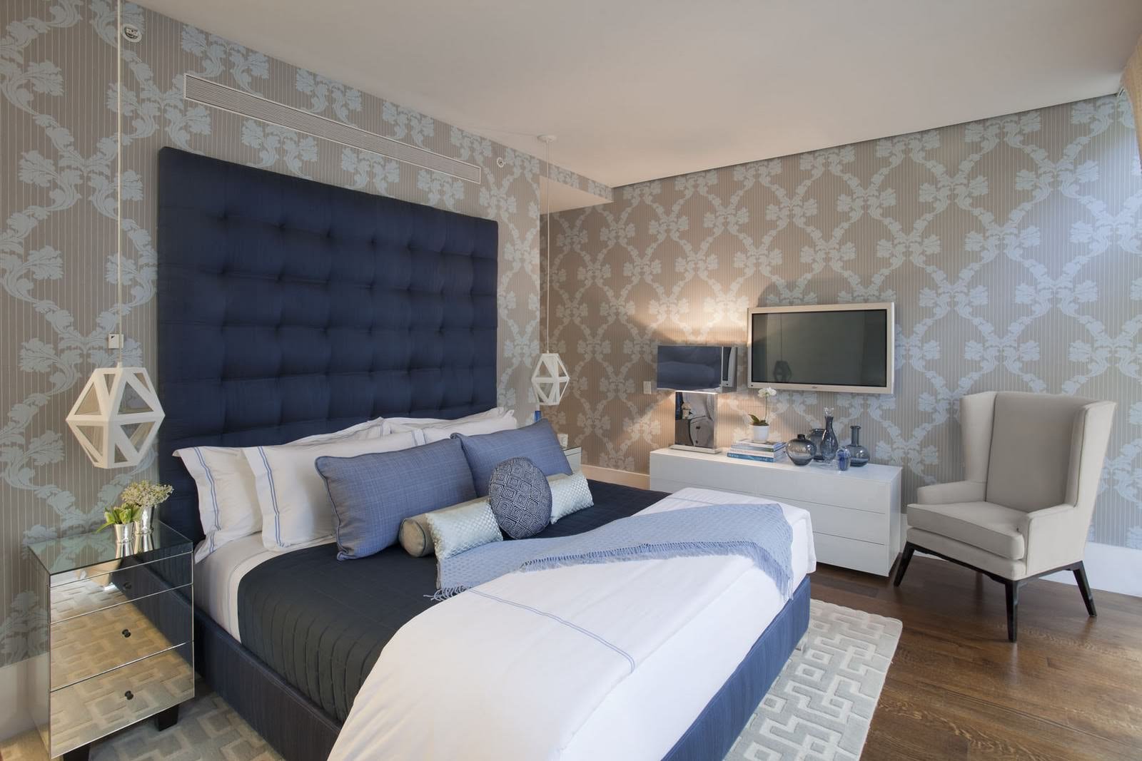 slaapkamerinterieur met grijs behang