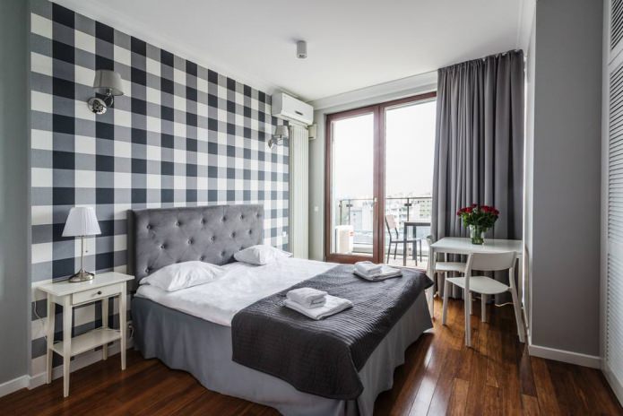 geblokt behang op de muur in de slaapkamer