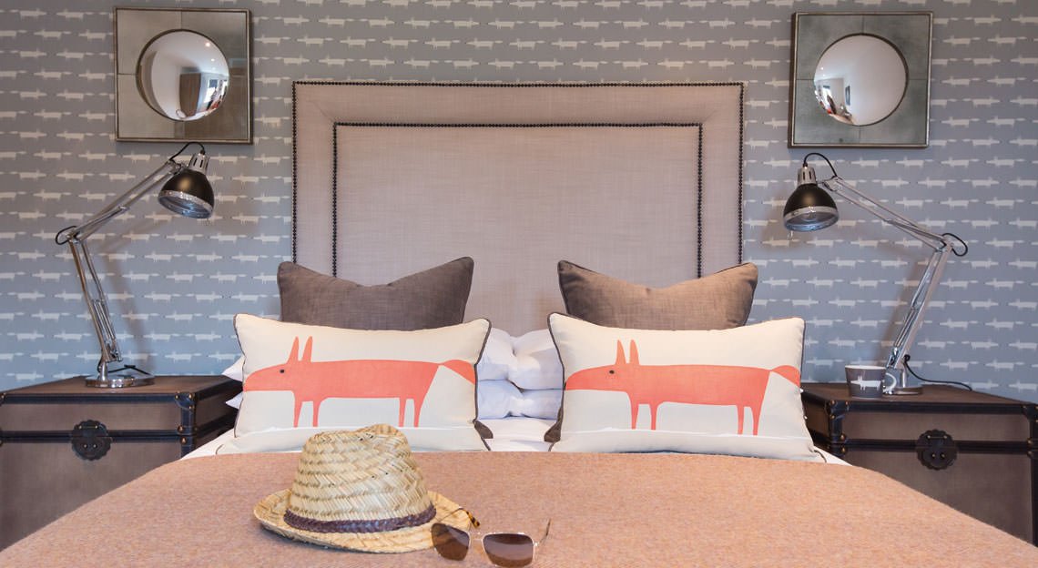 slaapkamerinterieur met grijs behang