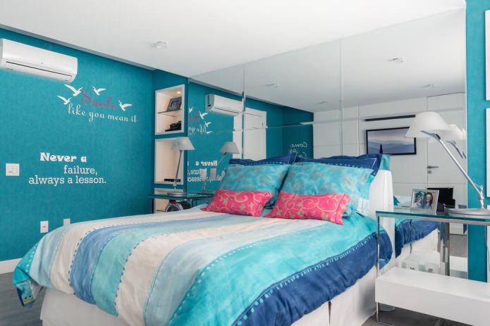 Spiegelpanelen aan de muur in de blauwe slaapkamer