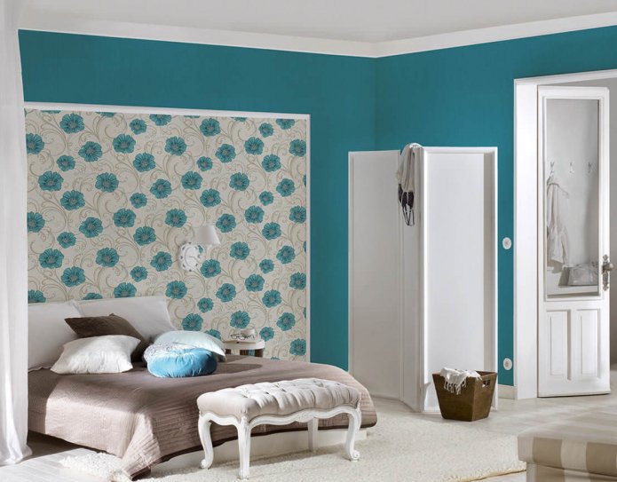 beige achtergrond aan het hoofdeinde van het bed met bloemen