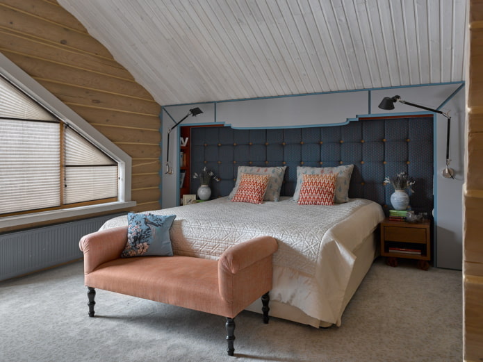 bed met een groot hoofdbord
