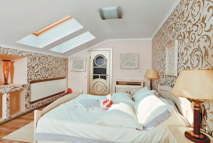 behang met monogrammen in de slaapkamer
