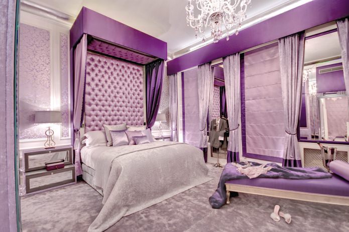 Lila muren in een luxe slaapkamer