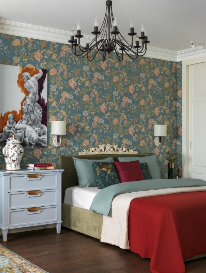 behang met bloemenmotief in de slaapkamer