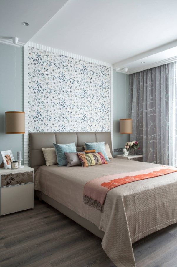 muurdecoratie achter het bed