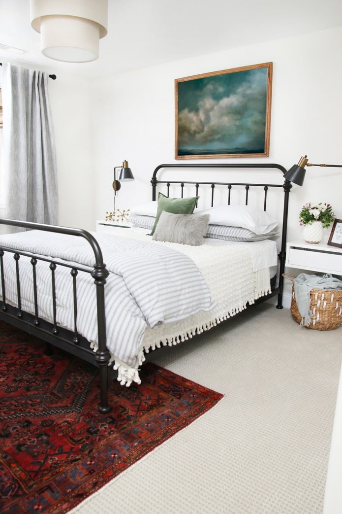 smeedijzeren bed in de slaapkamer
