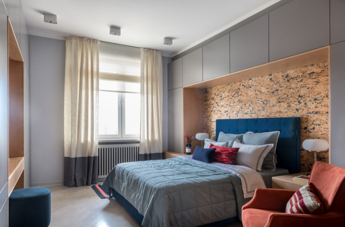 bed in een nis van de kledingkast