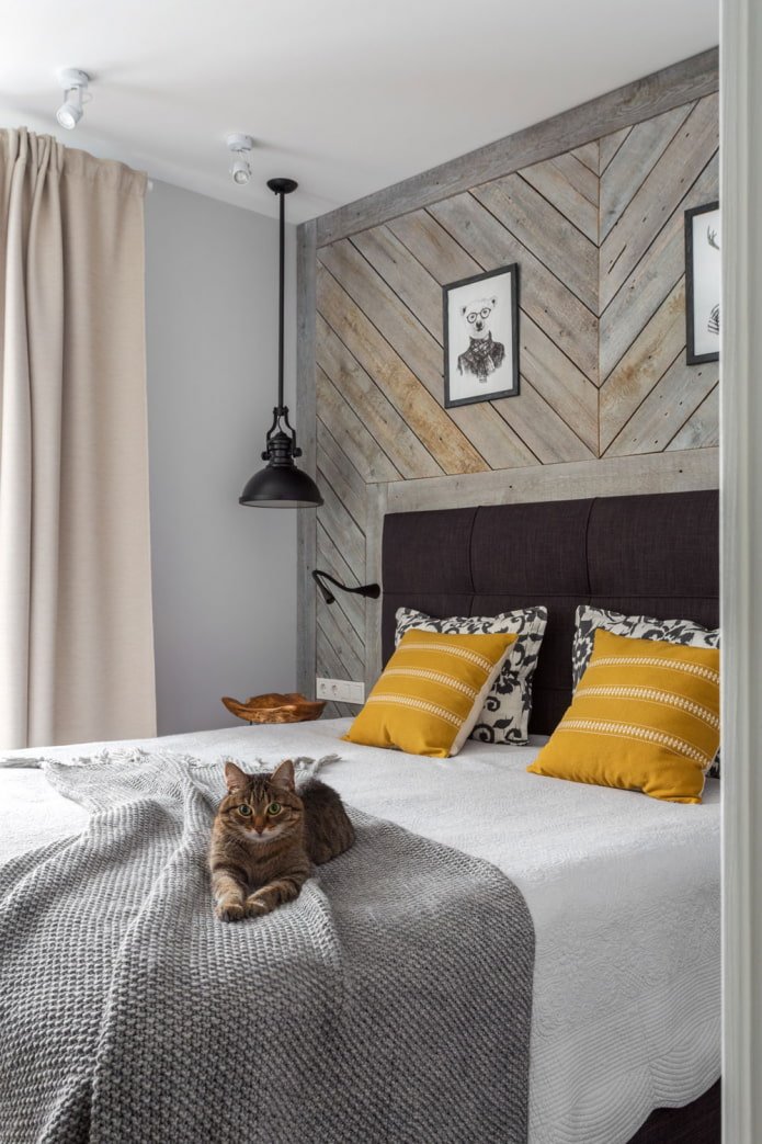 houten paneel aan de muur in de slaapkamer