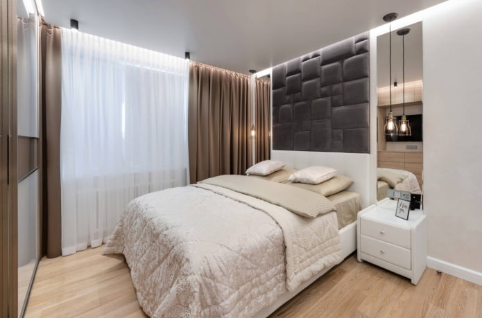 hangers aan beide kanten van het bed