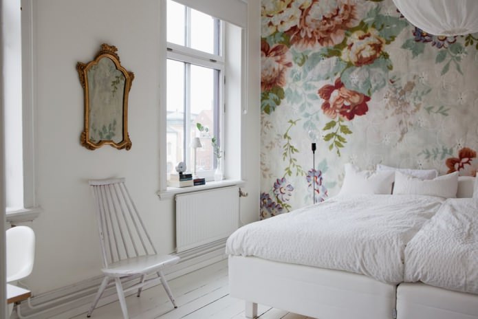 Muurschildering in de slaapkamer (bloemen)