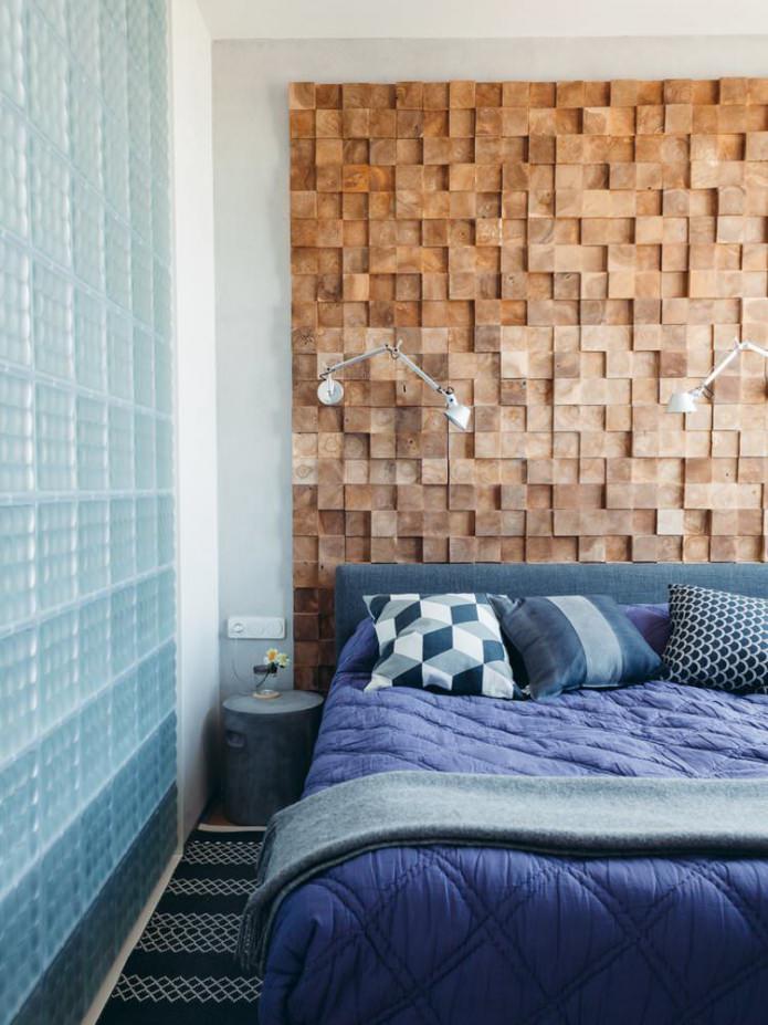 Moderne slaapkamer met houten wand