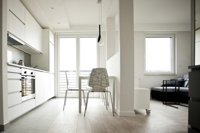 interieur van een studio-appartement met twee ramen