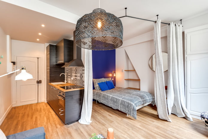 Slaapgedeelte in het interieur van een studio-appartement