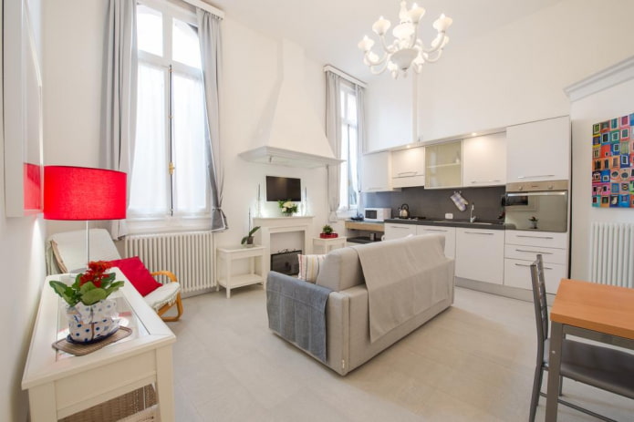 interieur van een studio-appartement met twee ramen
