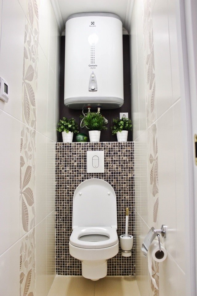 loodgieterswerk in het toilet in een Chroesjtsjovka-appartement