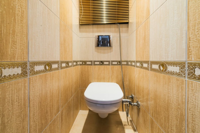 afwerking van het toilet in een appartement uit de Chroesjtsjov-tijd