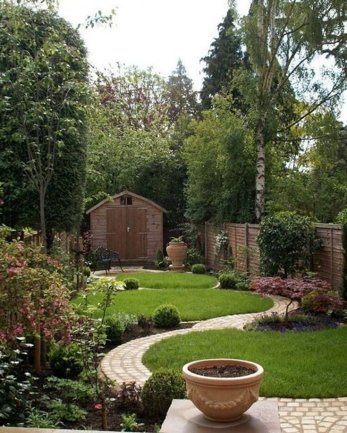 bochtige paden in de tuin