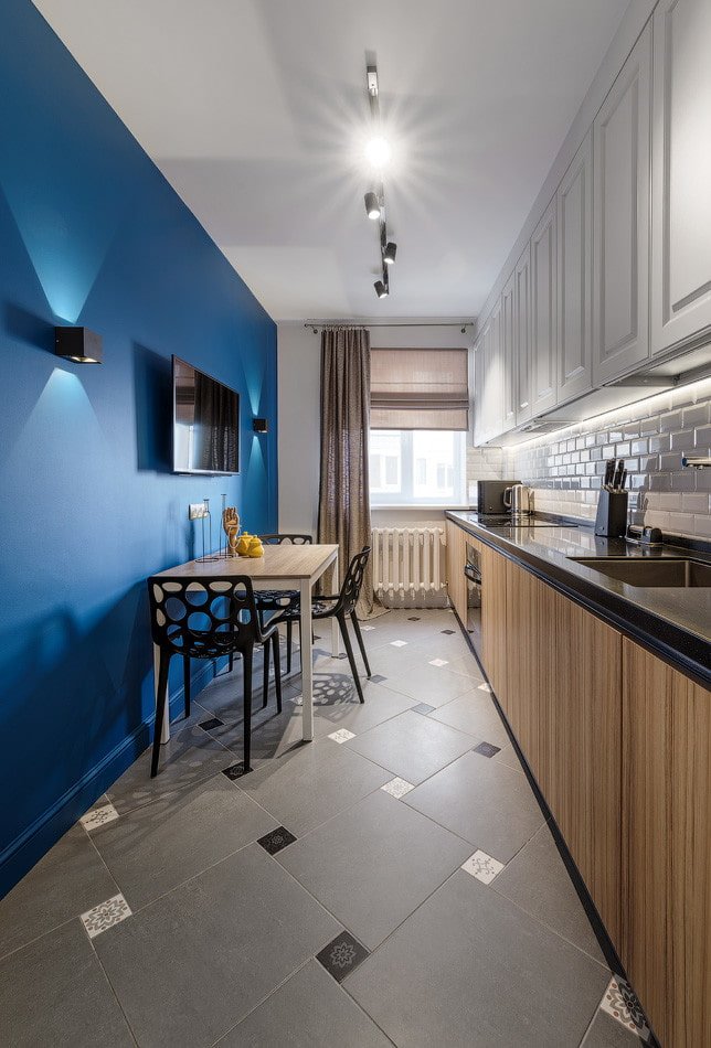 keuken met een blauwe muur