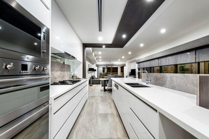 verlichting in het interieur van een smalle keuken