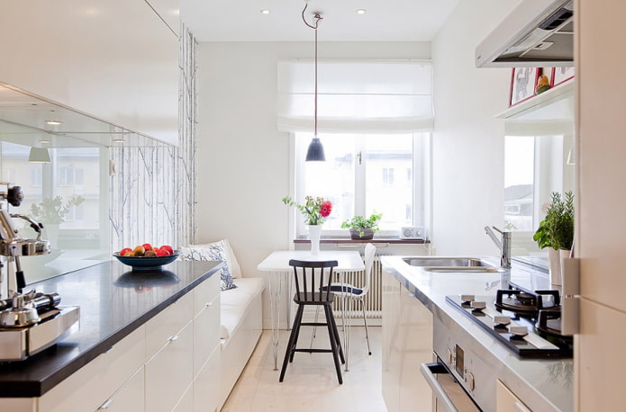 textieldecoratie van het interieur van een smalle keuken