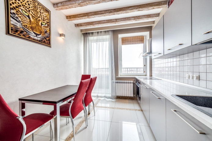 textieldecoratie van het interieur van een smalle keuken