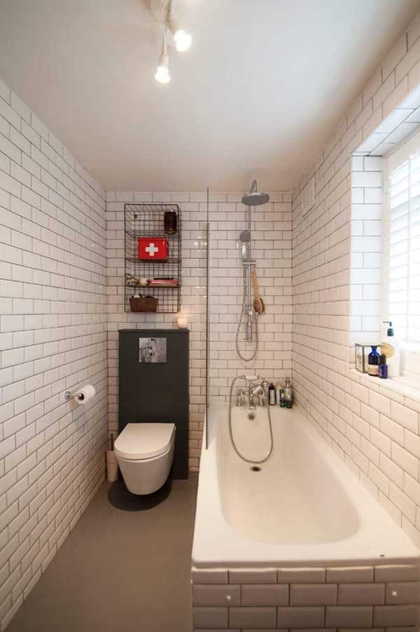 toilet naast badkuip